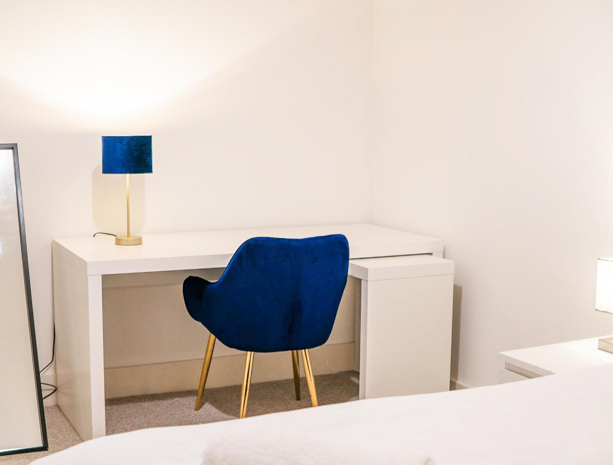 The Regency Suite - Modern 2-Bed 1-Bath Apartment Chertsey Esterno foto
