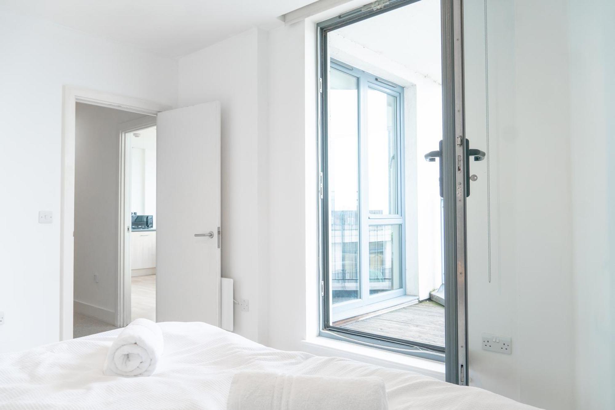 The Regency Suite - Modern 2-Bed 1-Bath Apartment Chertsey Esterno foto