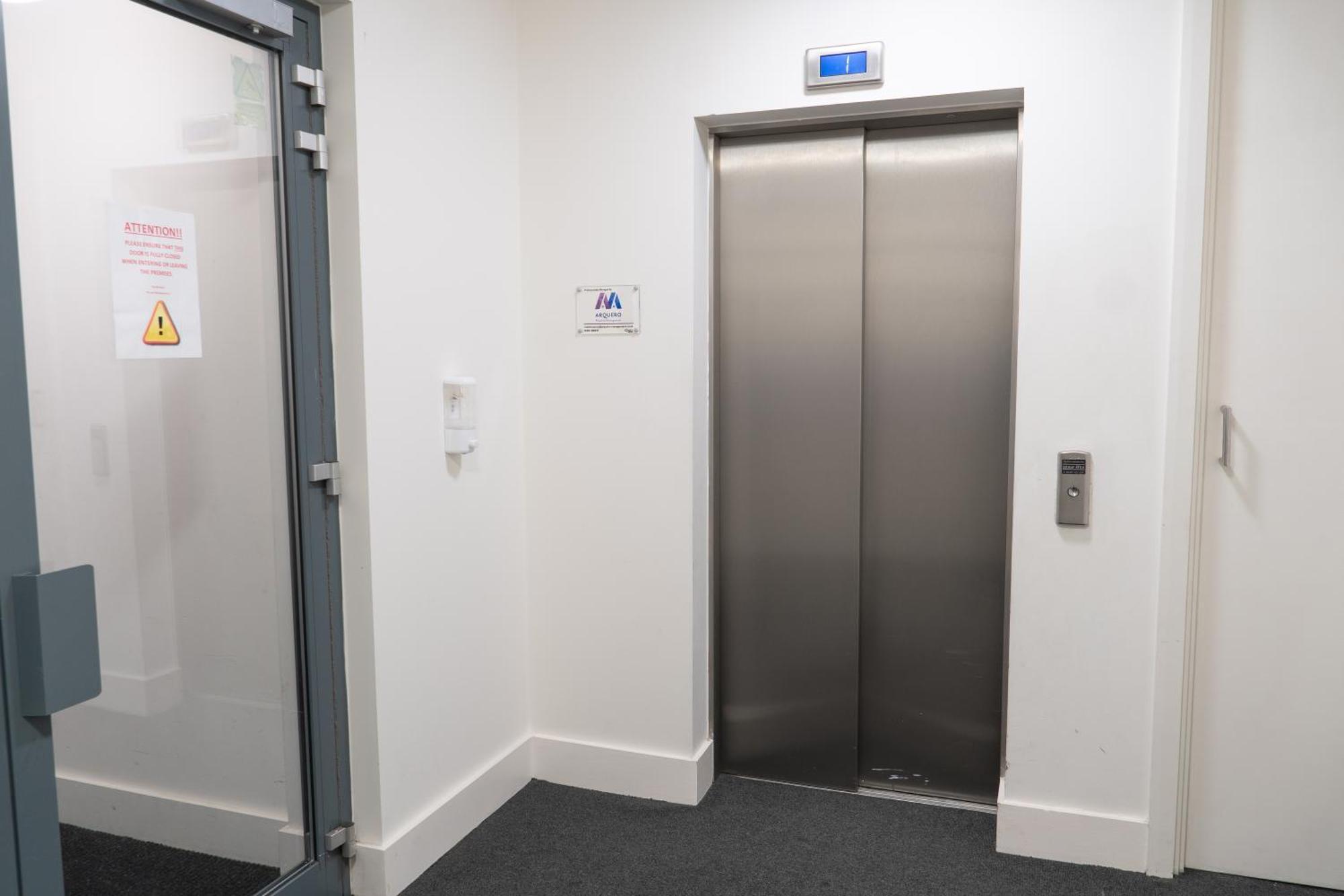 The Regency Suite - Modern 2-Bed 1-Bath Apartment Chertsey Esterno foto