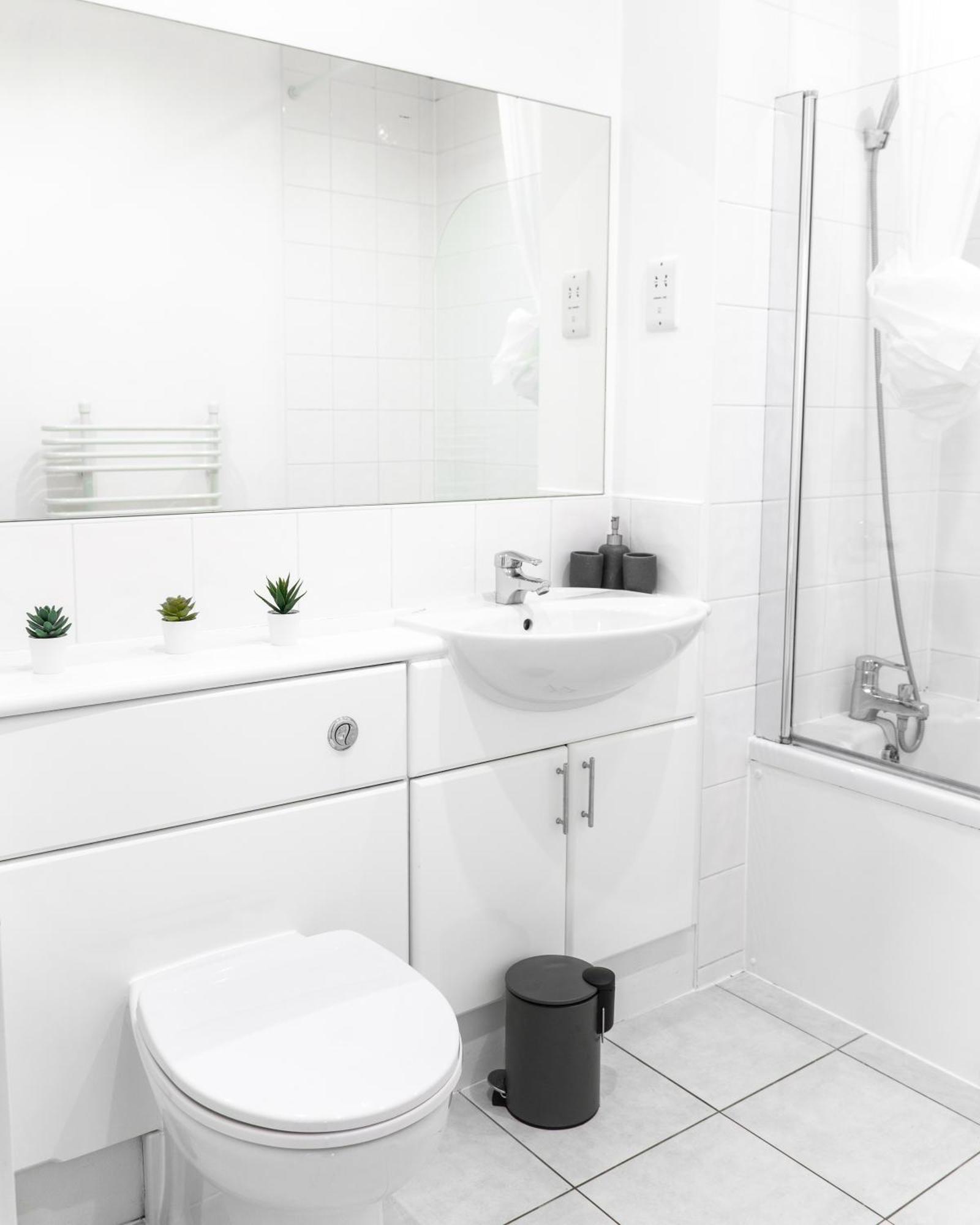 The Regency Suite - Modern 2-Bed 1-Bath Apartment Chertsey Esterno foto