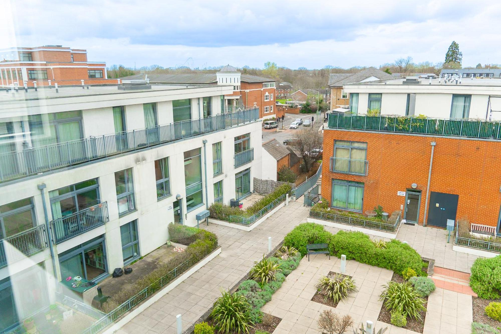 The Regency Suite - Modern 2-Bed 1-Bath Apartment Chertsey Esterno foto