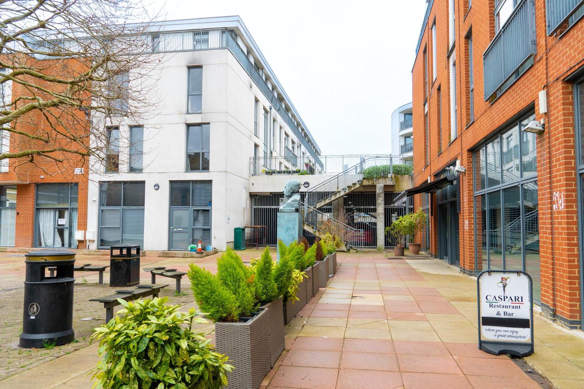 The Regency Suite - Modern 2-Bed 1-Bath Apartment Chertsey Esterno foto