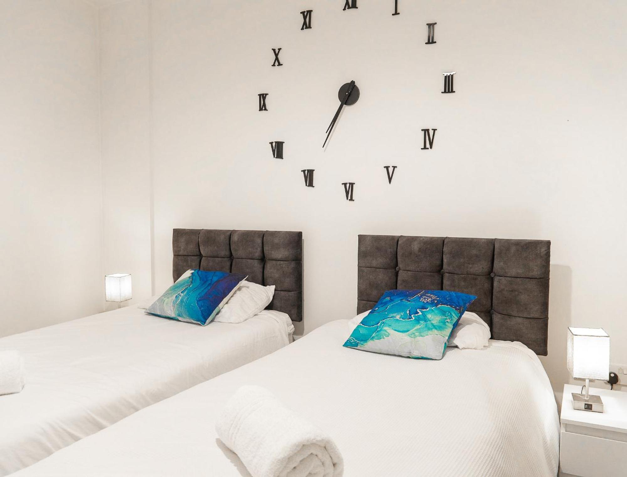 The Regency Suite - Modern 2-Bed 1-Bath Apartment Chertsey Esterno foto