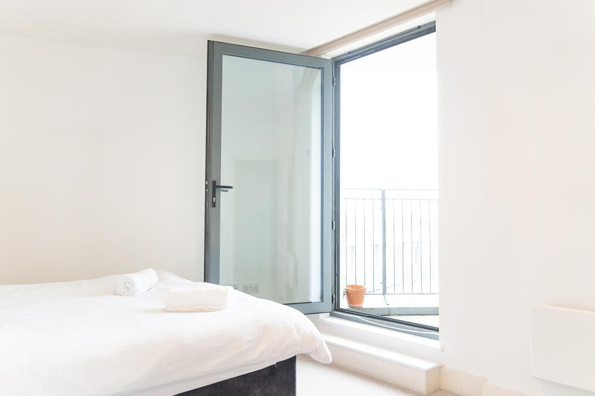 The Regency Suite - Modern 2-Bed 1-Bath Apartment Chertsey Esterno foto