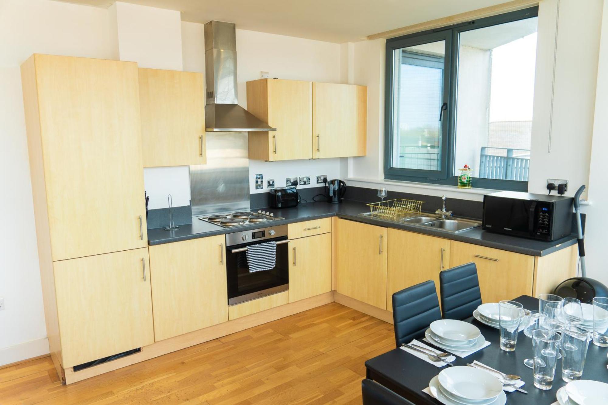 The Regency Suite - Modern 2-Bed 1-Bath Apartment Chertsey Esterno foto