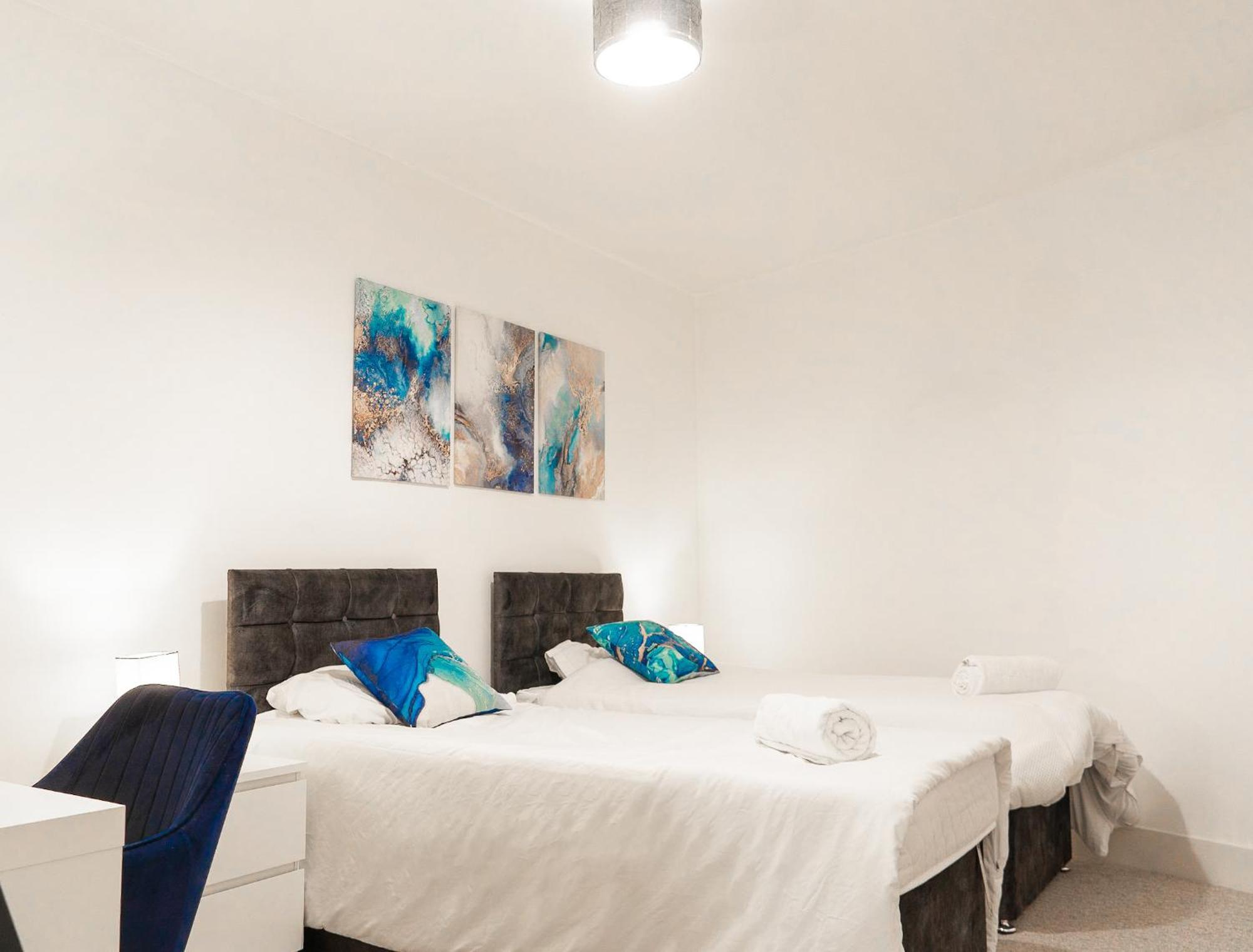 The Regency Suite - Modern 2-Bed 1-Bath Apartment Chertsey Esterno foto