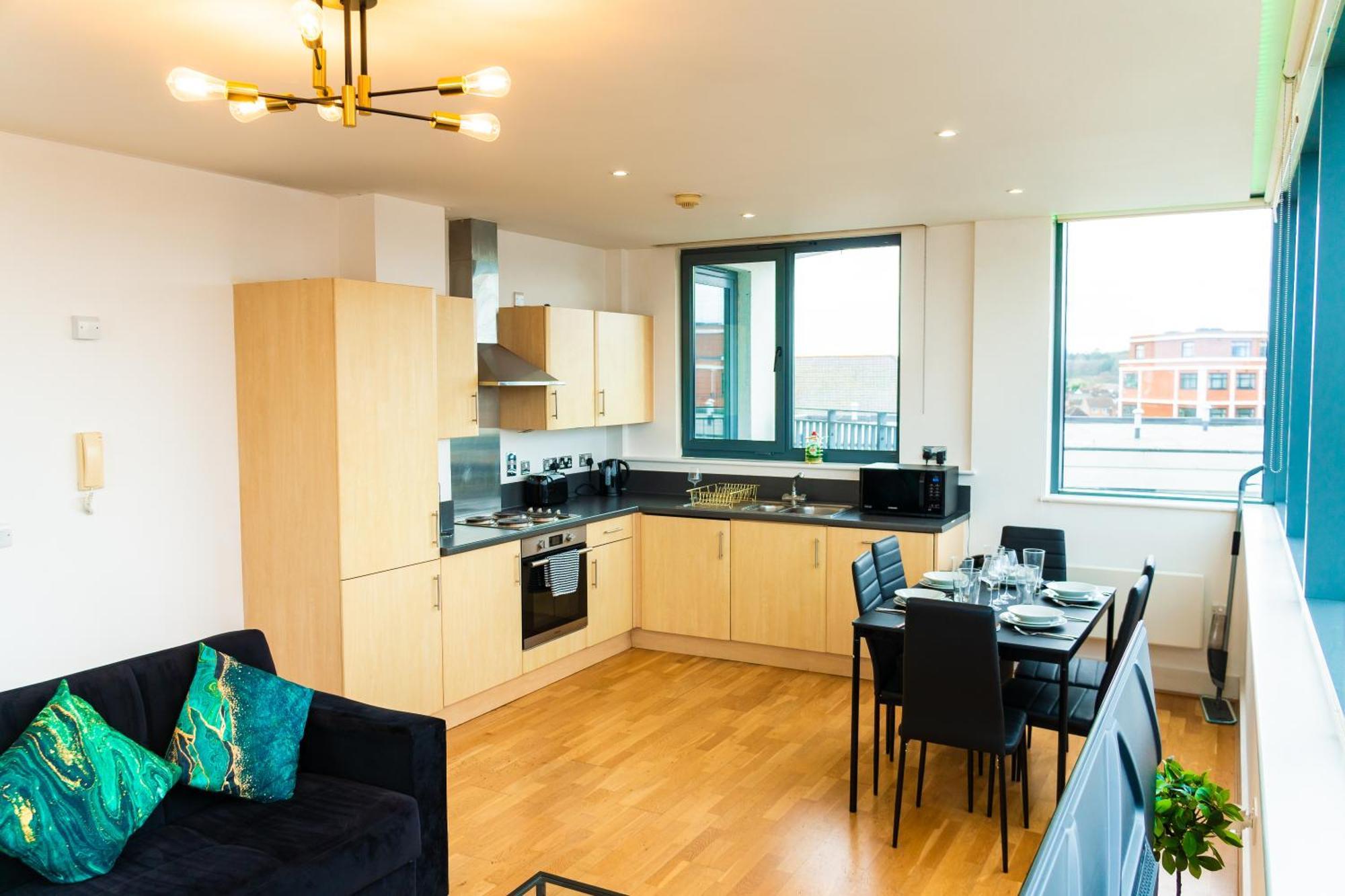 The Regency Suite - Modern 2-Bed 1-Bath Apartment Chertsey Esterno foto